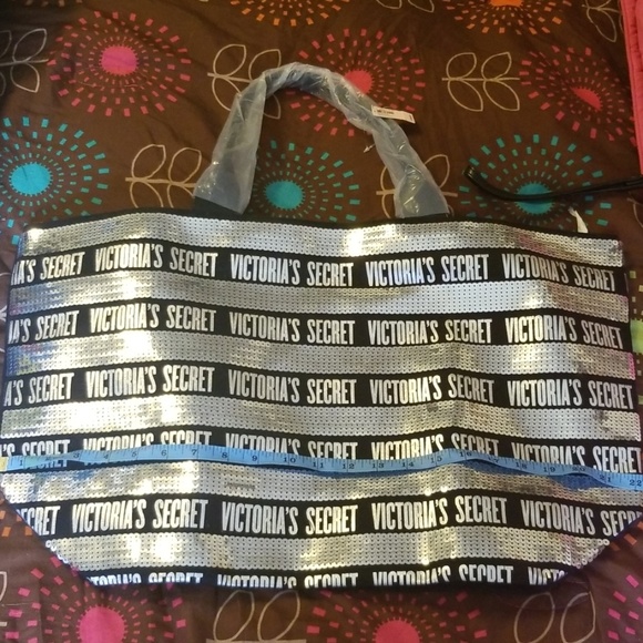 Victoria's Secret Sequin Bag with free make up bag - Picture 2 of 6